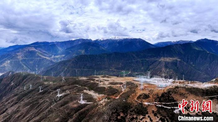 蘇洼龍水電站500千伏送出工程接入巴塘500千伏變電站?！⑾驸C 攝