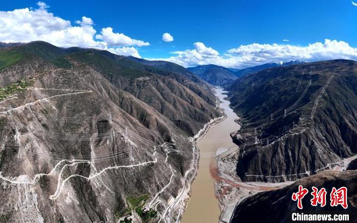 蘇洼龍水電站500千伏送出工程(中)與川藏聯(lián)網(wǎng)鏈路(兩側(cè))并行跨越金沙江大峽谷?！⑾驸C 攝