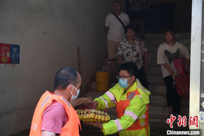 6月22日，廣東清遠(yuǎn)英德，救援人員在大站鎮(zhèn)為居民送物資。　陳楚紅 攝