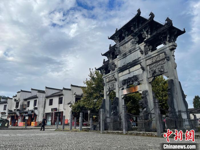 黃山市風光圖?！〕烧郭i 攝