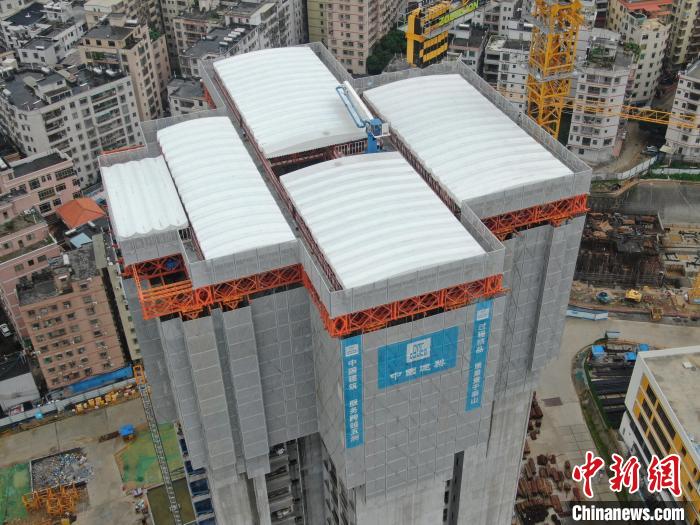 廣州保利大源村項目7、8號樓主體結(jié)構(gòu)封頂 彭初 攝