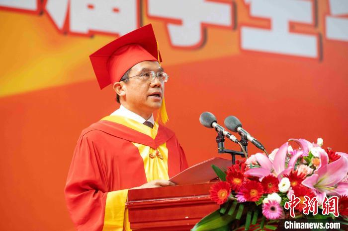 集大校長(zhǎng)李清彪教授致辭?！⒔鹄?攝