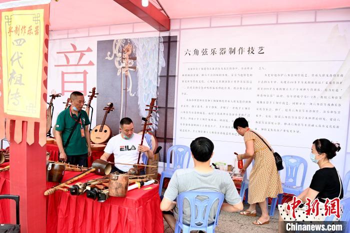 在福音展區(qū)，民眾體驗樂器。　張金川 攝