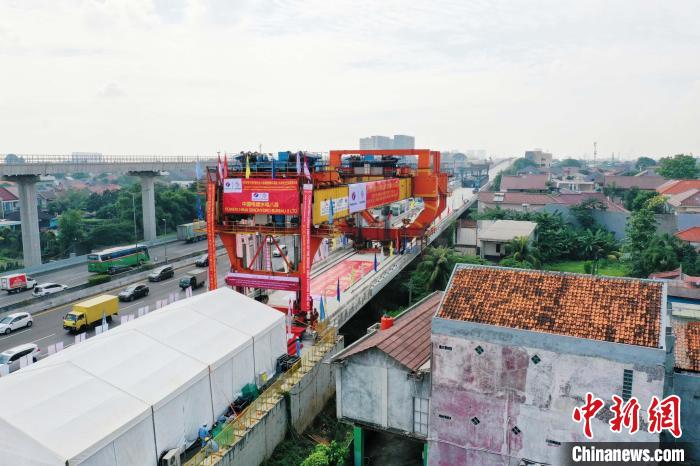 圖為最后一榀箱梁架設(shè)。　陶塬羽 攝