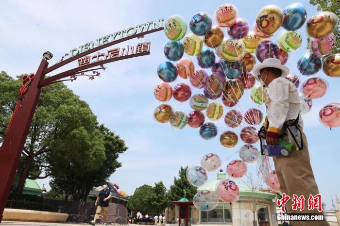 資料圖：上海迪士尼小鎮(zhèn)恢復(fù)運(yùn)營。 張亨偉 攝