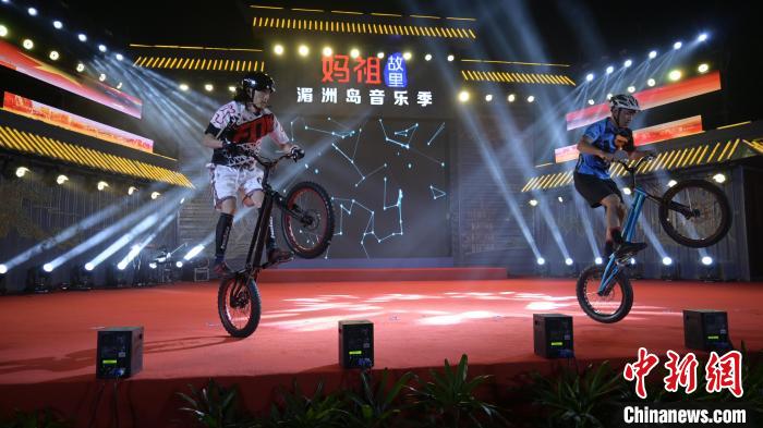 精彩的雜技表演?！≡S雙萍 攝