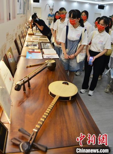 圖為參加研學(xué)體驗(yàn)營的學(xué)生在福建省實(shí)驗(yàn)閩劇院參觀?！埍?攝