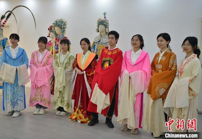 圖為穿著閩劇戲服的研學(xué)體驗(yàn)營學(xué)生在拍照留念?！埍?攝