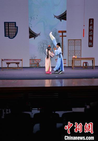 圖為研學(xué)體驗(yàn)營的學(xué)生在觀看閩劇《荔枝換絳桃》?！埍?攝