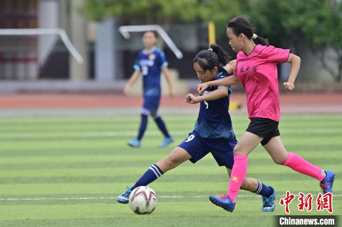 學(xué)生在貴州省從江縣第一民族中學(xué)進行足球比賽?！堑萝?攝