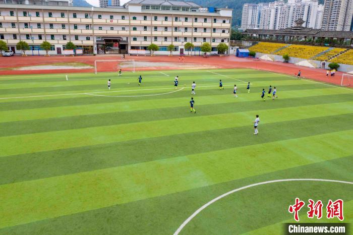 學(xué)生在貴州省從江縣第一民族中學(xué)進行足球比賽。　吳德軍 攝