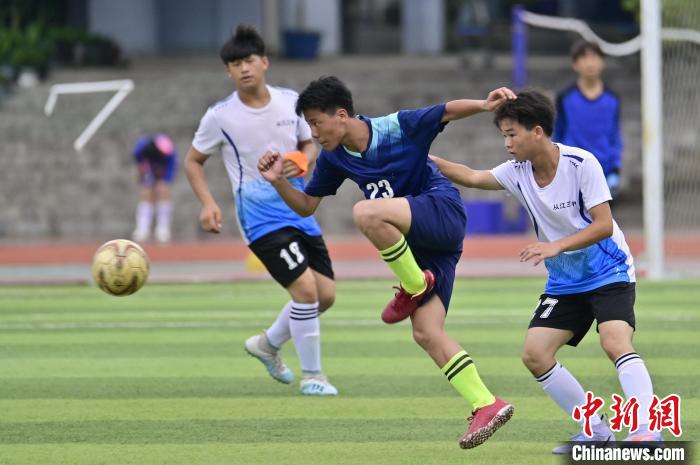 學(xué)生在貴州省從江縣第一民族中學(xué)進行足球比賽?！堑萝?攝