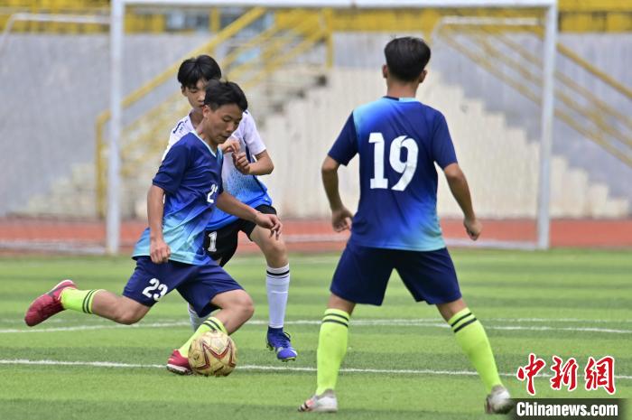 學(xué)生在貴州省從江縣第一民族中學(xué)進行足球比賽?！堑萝?攝