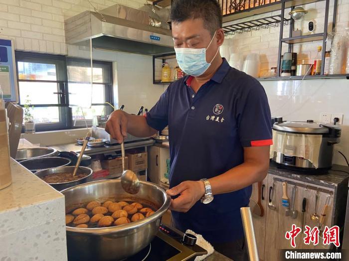 葉俊維為客人上餐?！×植?攝