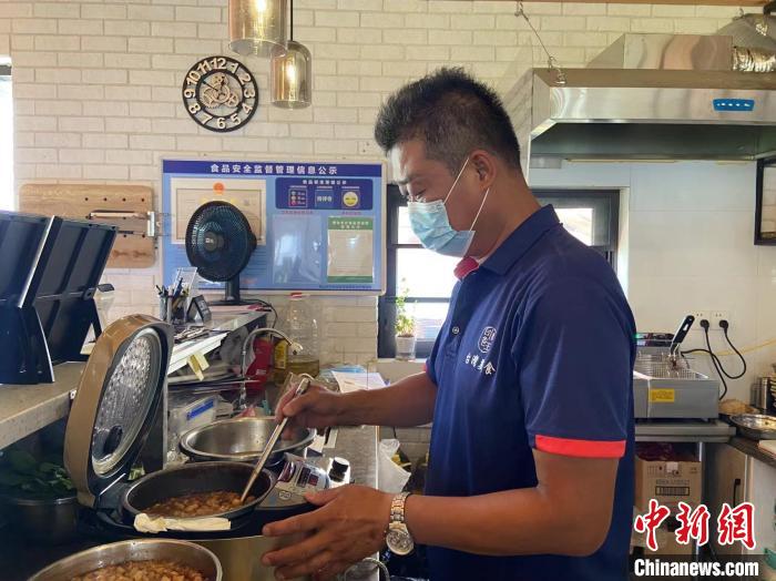 葉俊維為客人上餐。　林波 攝