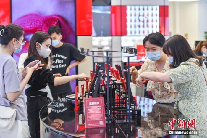 資料圖：顧客在中免集團(tuán)海口日月廣場(chǎng)免稅店選購(gòu)化妝品。 <a target='_blank' href='/'>中新社</a>記者 駱云飛 攝