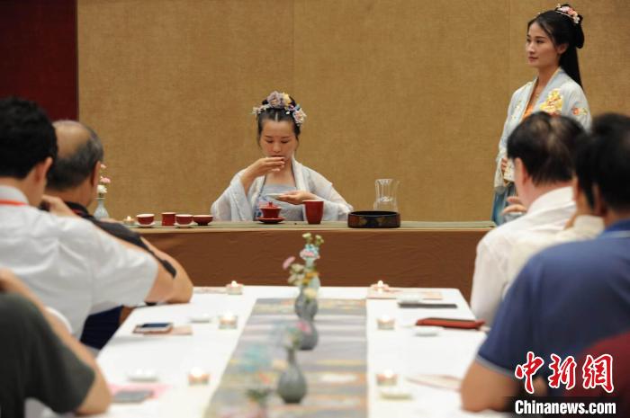 7月9日，兩岸青年品鑒兩岸茶?！〔號|京 攝