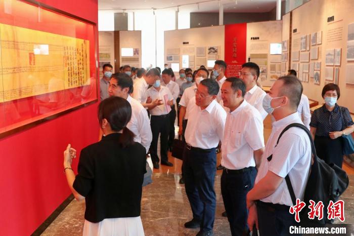 開展儀式結束后，領導嘉賓和臺胞臺商臺青代表參觀了展覽。　林志杰 攝