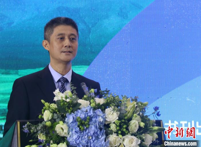 圖為中國(guó)外文局副局長(zhǎng)兼總編輯高岸明致辭?！∨擞隄?攝