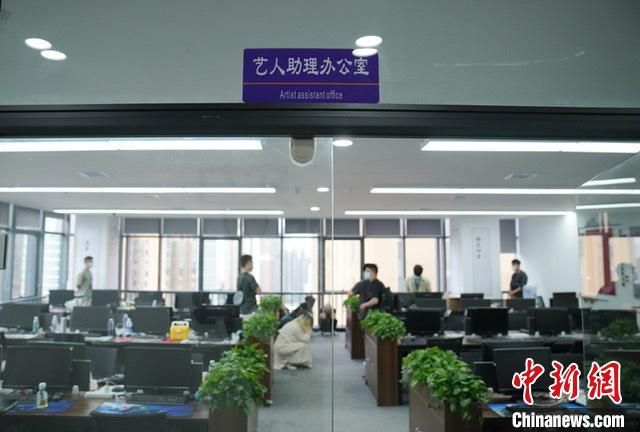 該詐騙團(tuán)伙將女主播稱為藝人，藝人幕后都有主管、經(jīng)紀(jì)人、助理?！?攝