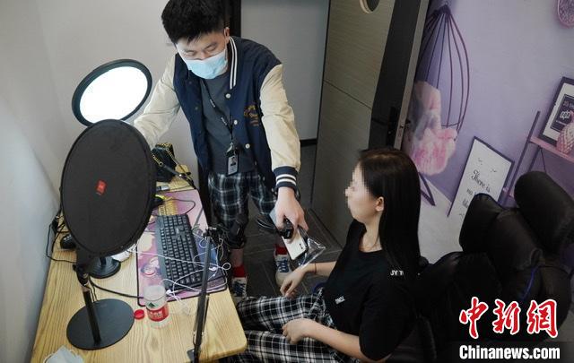 在抓獲的嫌疑人中，女主播有20多個(gè)。　國武 攝