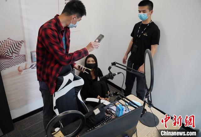 警方現(xiàn)場扣押150多件電子設(shè)備，搜出各種話術(shù)、人員績效表等物?！?攝