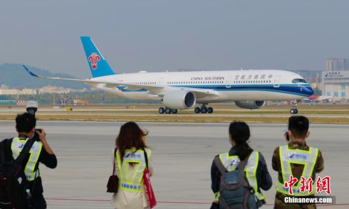 資料圖：2022年1月6日，南航兩架全新大型遠(yuǎn)程寬體A350-900型客機(jī)同時(shí)落戶廣東深圳，加盟南航深圳分公司，深圳迎來目前最大空客寬體客機(jī)。圖為A350-900型客機(jī)飛抵深圳寶安國(guó)際機(jī)場(chǎng)。 中新社記者 陳文 攝
