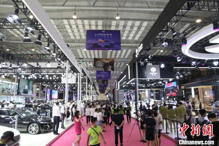 資料圖：2022第二十一屆青島國際汽車工業(yè)展覽會(huì)暨新能源汽車下鄉(xiāng)巡展活動(dòng)(青島站)啟幕?！∫鹿诔?攝