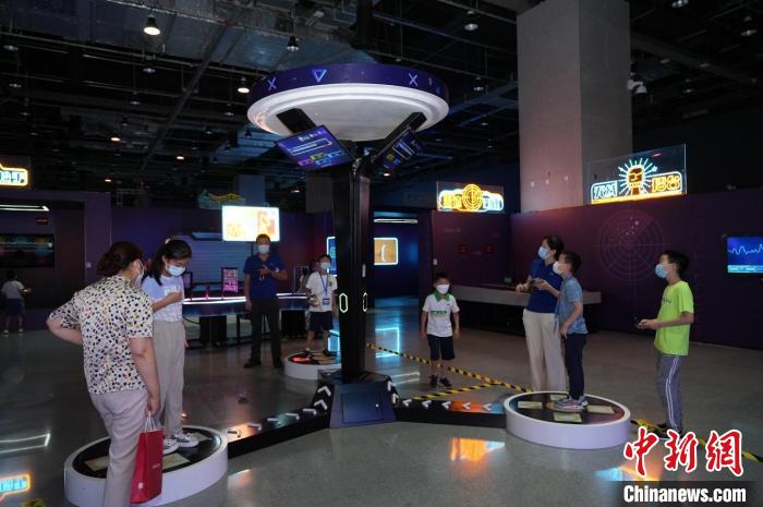 中國科技館推出“Hz行動——無線電主題打卡闖關特展”?！≈袊萍拣^ 供圖