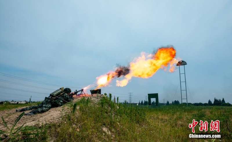 40℃高溫 武警上?？傟牎叭龑崱庇柧殤?zhàn)味十足