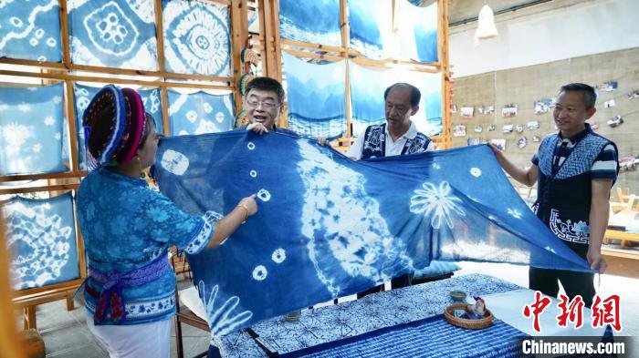 圖為臺(tái)灣知名人士邱毅(左二)體驗(yàn)白族扎染?！＄娦?攝