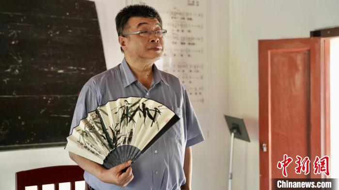 圖為臺(tái)灣知名人士邱毅參觀西南聯(lián)大舊址?！＄娦?攝