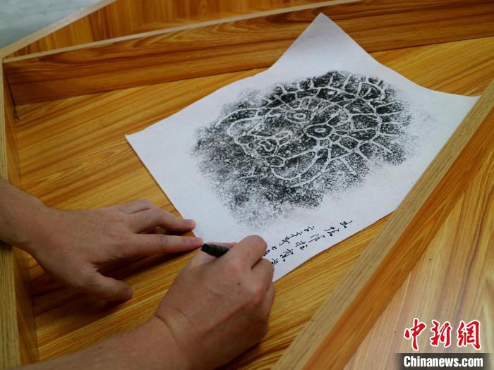 臺青為自己的拓片作品署名?！±钤?攝