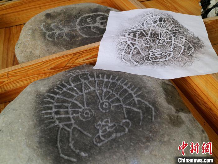 臺青制作的巖畫印記拓片?！±钤?攝