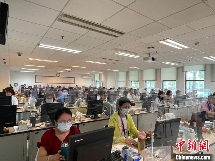 浙江2022年高考評卷現(xiàn)場?！⊥τ?攝