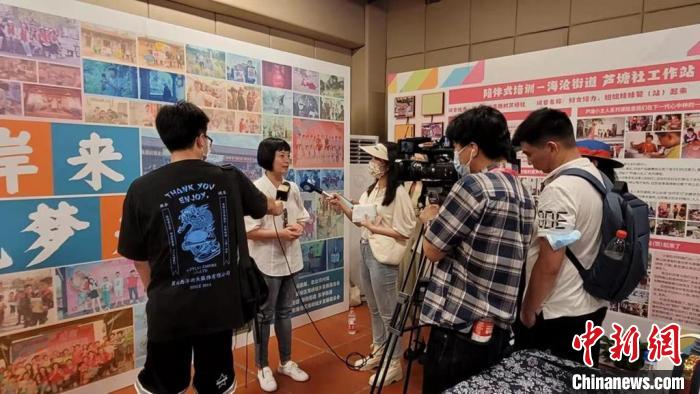 圖為李佩珍正在接受記者采訪?！∪~藝琳 攝