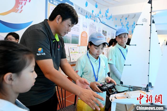 教練指導(dǎo)學(xué)員組裝帆船模型?！埥鸫?攝