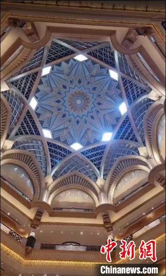 圖為阿聯(lián)酋皇宮酒店直播截圖?！“⒙?lián)酋駐華大使館供圖