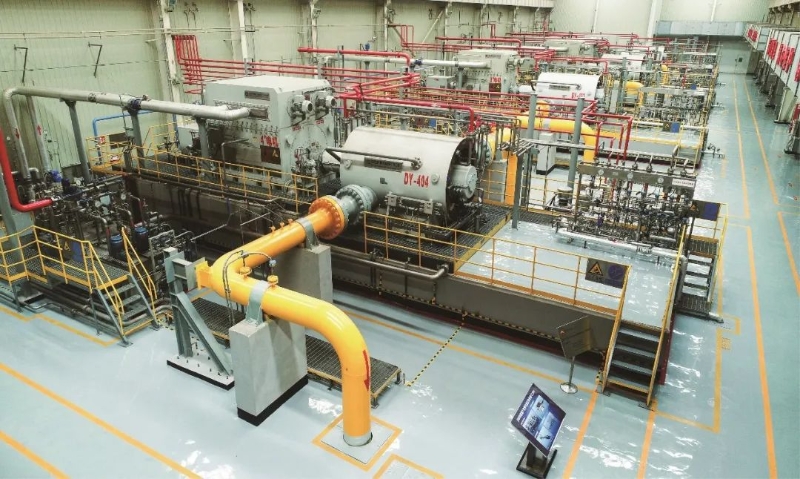 西氣東輸工程引領(lǐng)帶動(dòng)了我國天然氣長輸管道關(guān)鍵設(shè)備國產(chǎn)化。圖為位于西氣東輸二線高陵壓氣站的我國首臺(tái)套20MW級電驅(qū)壓縮機(jī)組廠房一景。