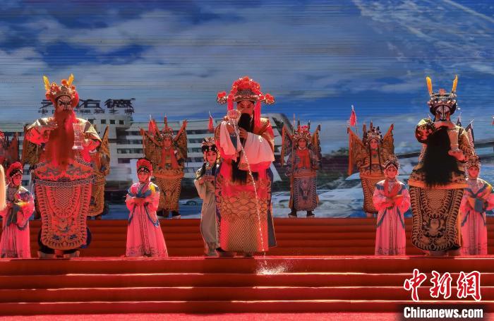 圖為開幕式引子《秦韻酒香》?！∑钤鲚?攝