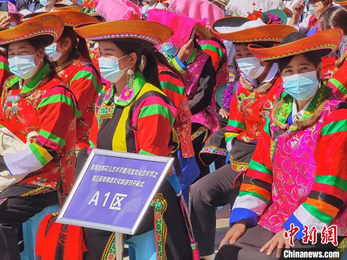 圖為當?shù)孛癖娛⒀b參加開幕式?！∑钤鲚?攝