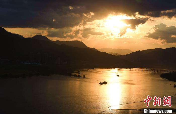 閩江江面被夕陽(yáng)“染”成紅色。　王東明 攝