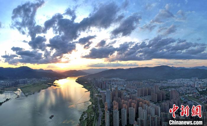 天上云彩變幻多端，與閩江交相輝映。　王東明 攝