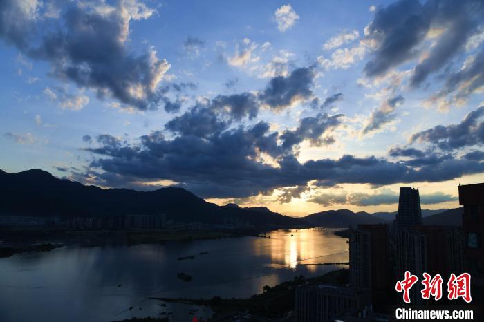 天上云彩變幻多端?！⊥鯑|明 攝