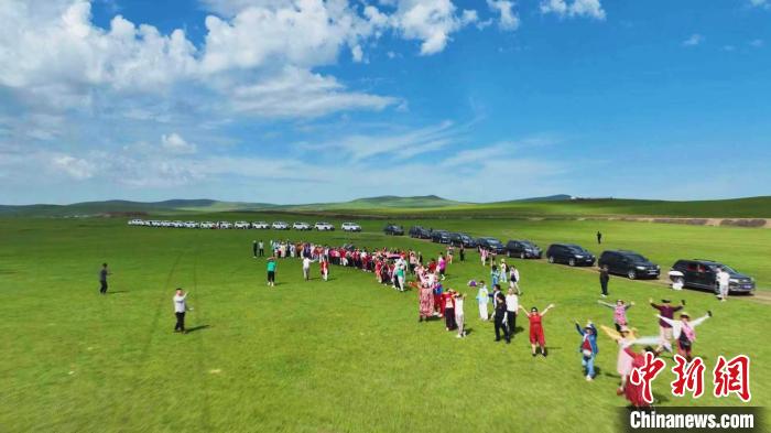 圖為游客在呼倫貝爾草原游覽?！⊥鮿P超 攝