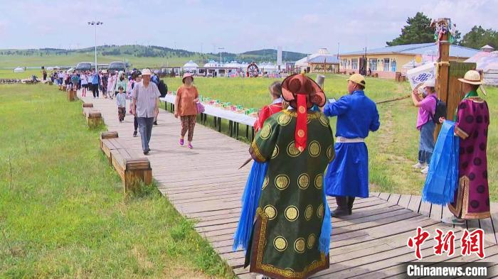 圖為呼倫貝爾草原景區(qū)迎來大批游客?！⊥鮿P超 攝