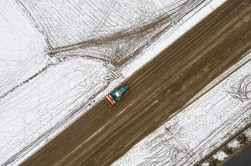 2020年4月29日，在西藏自治區(qū)拉薩市達孜區(qū)章多鄉(xiāng)恰村，智能拖拉機利用北斗導(dǎo)航輔助自動駕駛系統(tǒng)，在無人駕駛的情況下完成土地耕整、精密播種等作業(yè)。（圖源：中新社）