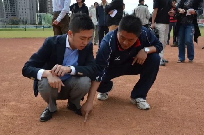 林智堅發(fā)現紅土混有建筑廢棄磁磚碎石.webp 林智堅發(fā)現紅土混有建筑廢棄磁磚碎石.webp