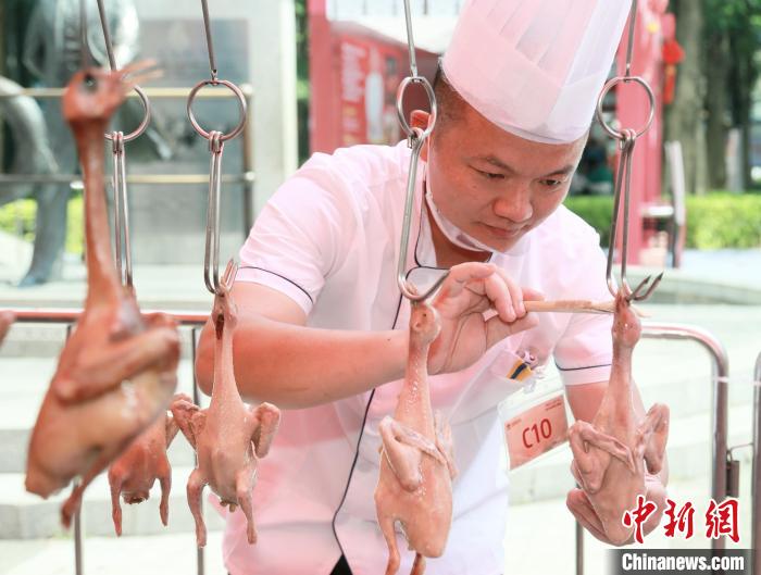 粵菜師傅正在制作中山石岐乳鴿 廣東省人社廳 供圖 粵菜師傅正在制作中山石岐乳鴿 廣東省人社廳 供圖