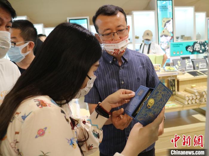 陳皇余在寧夏博物館了解文創(chuàng)產(chǎn)品。　 李元昊 攝